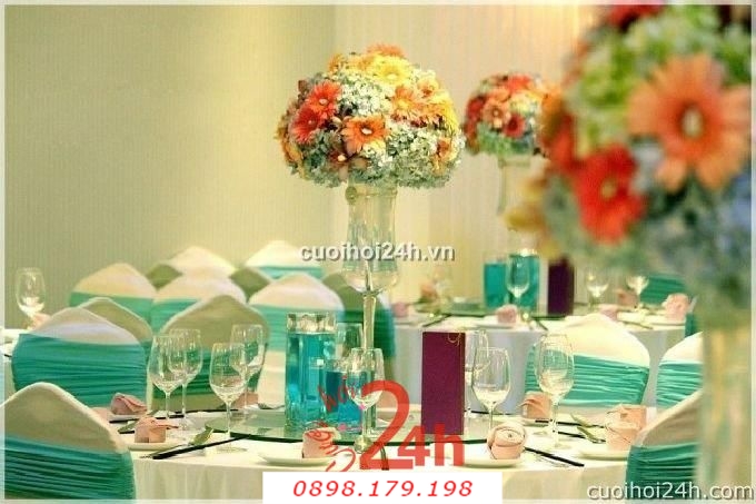 Dịch vụ cưới hỏi 24h trọn vẹn ngày vui chuyên trang trí nhà đám cưới hỏi và nhà hàng tiệc cưới | Trang trí bàn tiệc nhà hàng tông trắng xanh biển